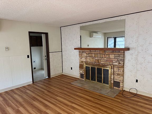 2nd image of 1127 N Flint Rd