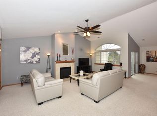 1096 Quinlan Dr UNIT B, Pewaukee, WI 53072