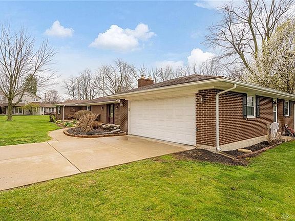 3rd image of 3827 N Lake Shore Dr