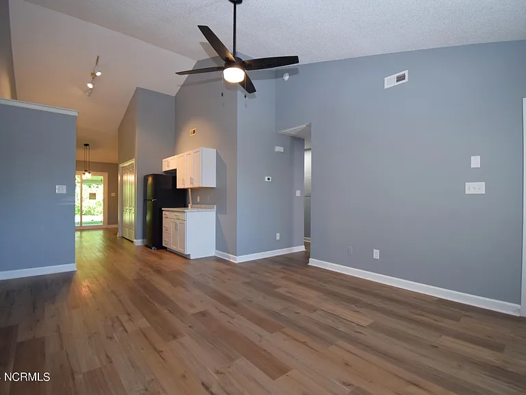 3310 Parkway Ct #B — Photo 2