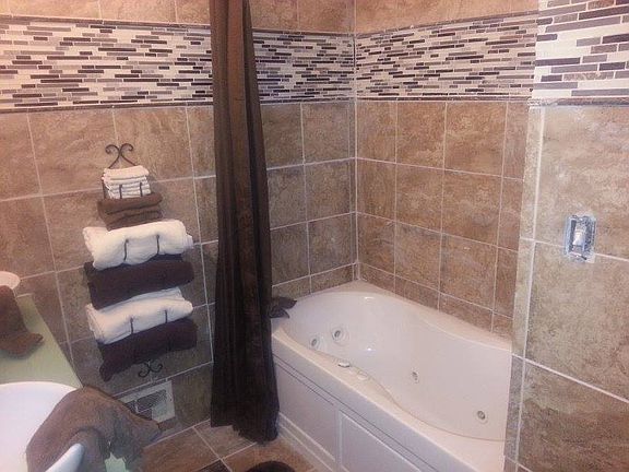 4th image of 7015 Askew Ave