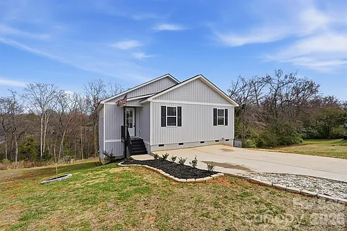 102 Snyder Ct NE Photo 1