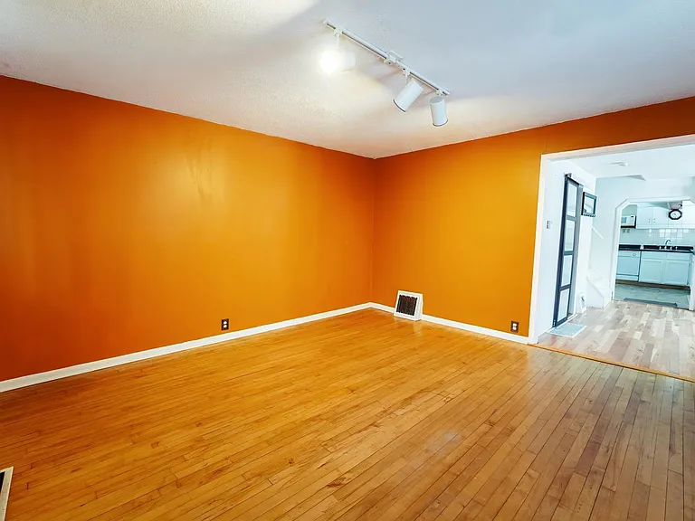 1034 Milton St N — Photo 8