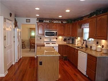 3rd image of 172 Village Dr