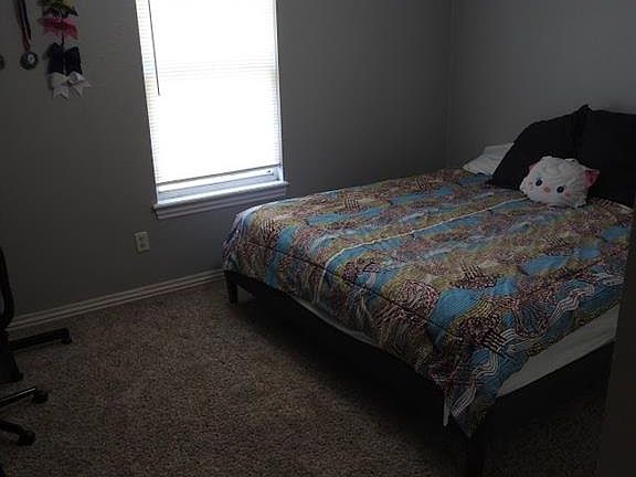 3rd image of 1060 Applewood Cir