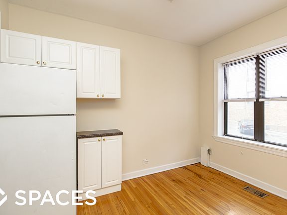 3rd image of 3720 N Pine Grove Ave #3724XW1