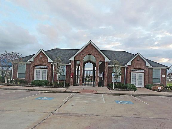 Community Club House with Great Swimming Pool!