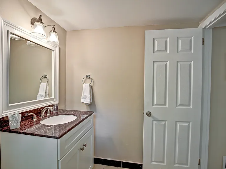 2885 Duke Of Gloucester St — Photo 28