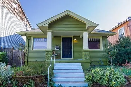 residential street with great restaurants, music & shopping around the corner in Portland Historice Mississippi District. Easy access anywhere Portland & beyond!