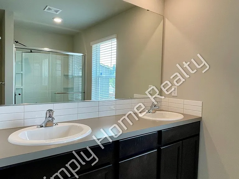 18715 Emmons Ct E — Photo 20