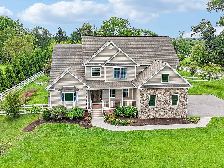 1097 Underwood Rd — Photo 2