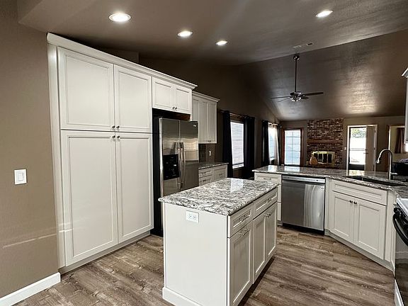4th image of 1045 N Oakwood Ct