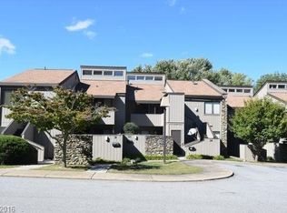 10 Lakemoor Ln, Hendersonville, NC 28739