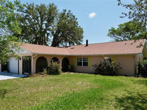 6136 Fairway Dr, Dade City, FL 33523