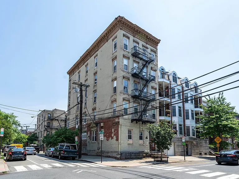 235 Monroe St #14 — Photo 1