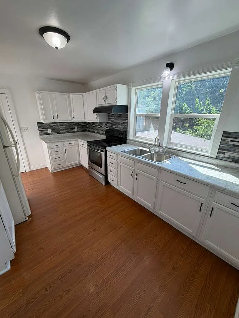 3 bed, $1,800 — Photo 1