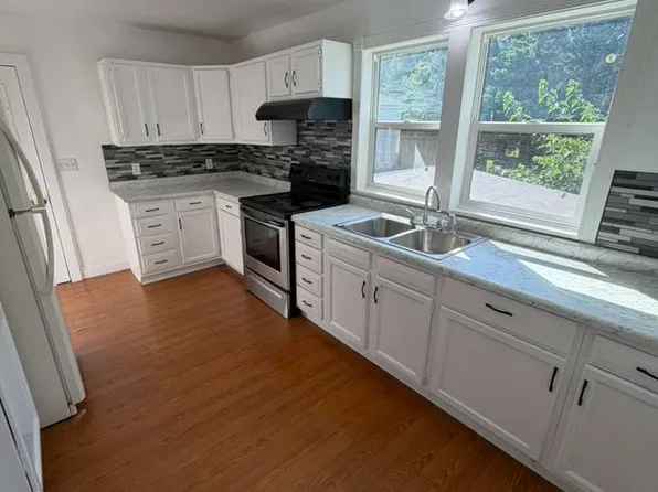 1322 S 8th St, Manitowoc, WI 54220