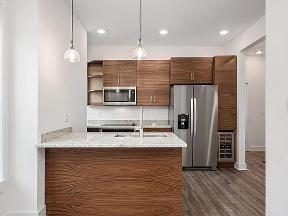 4th image of 298 Wilson Ave #300
