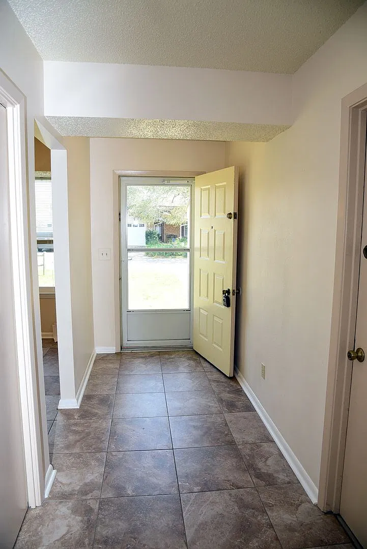 Beautiful 3 Bedroom Home in Shalimar! — Photo 3