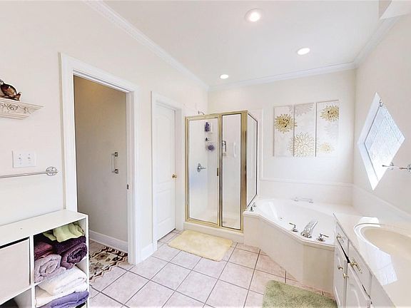 5th image of 340 Royal Dr