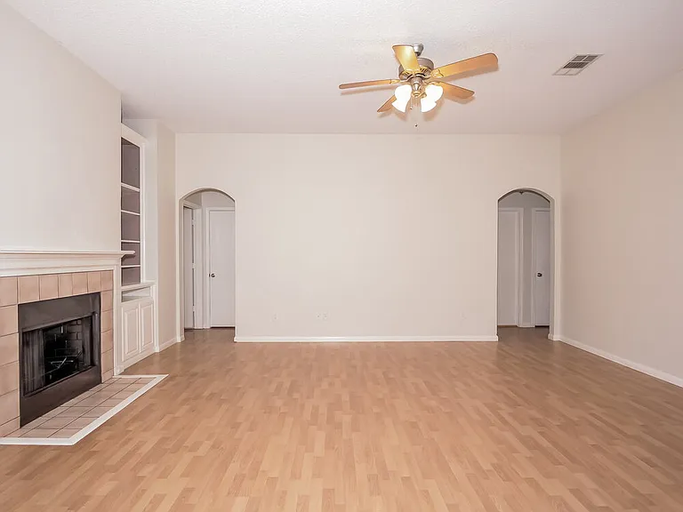 925 Comiskey Ct — Photo 3
