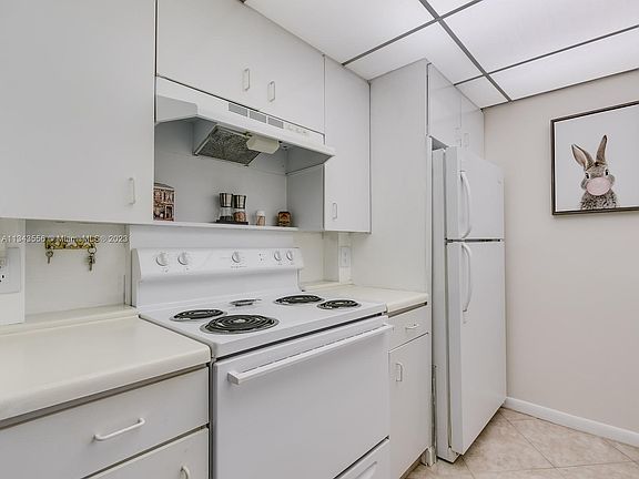 5th image of 4302 Martinique Cir APT F1