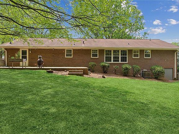 4th image of 345 Meadow Dr