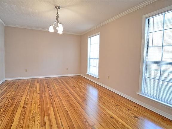 3rd image of 101 Woodlawn Ln