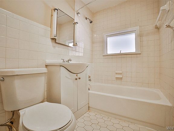 3rd image of 9 Idlebrook Dr