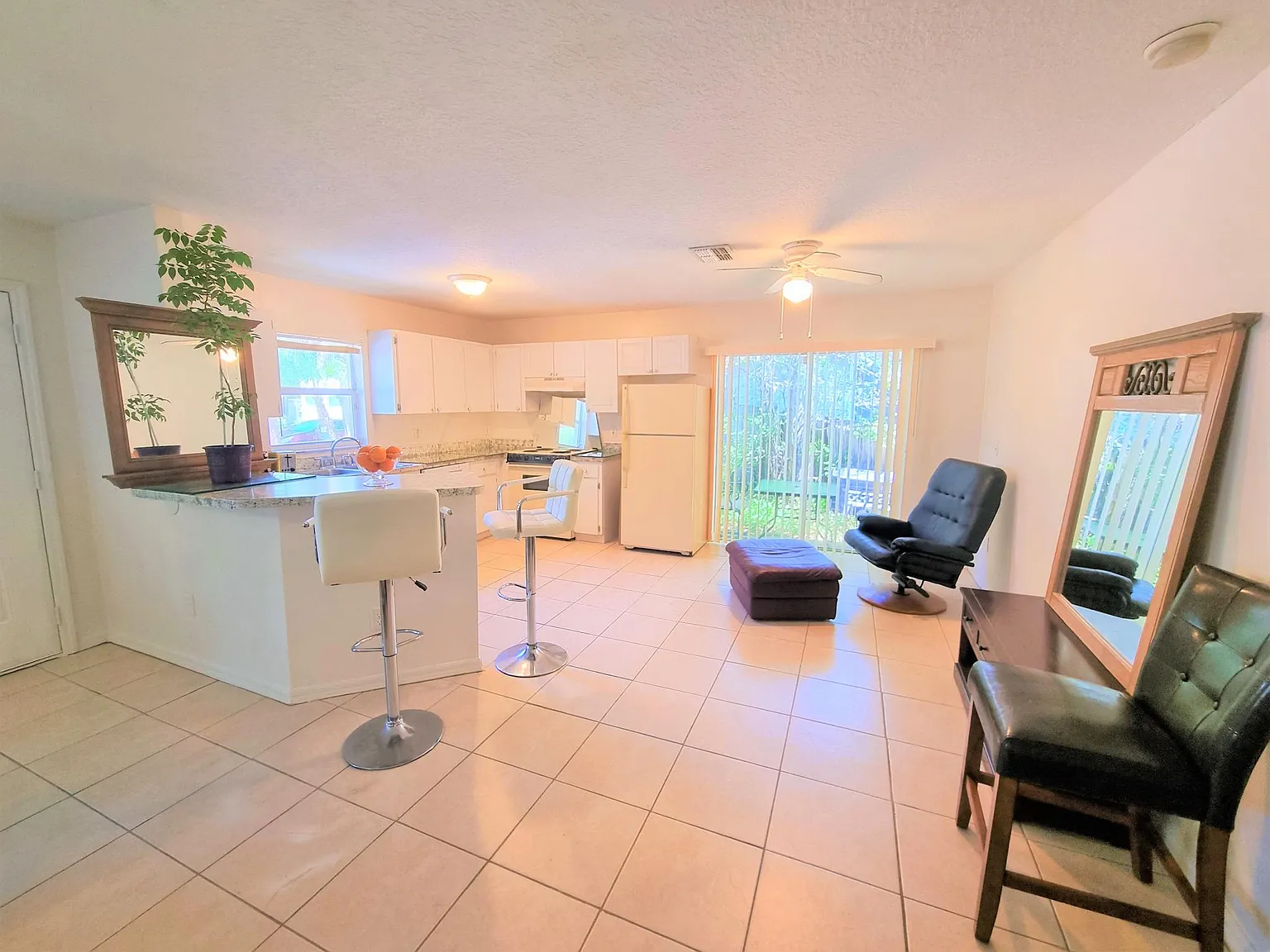 3 bed, 1200 sqft, $2,700 — Photo 2