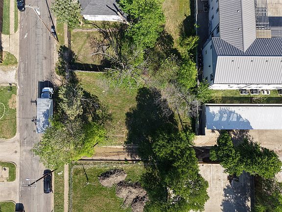 3rd image of 618 E 5th St