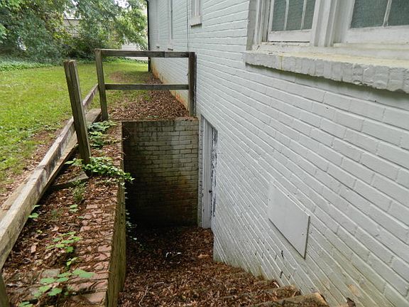 4th image of 209 Fairview St
