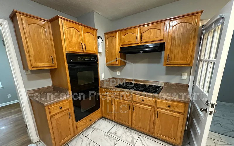 3 bed, 1.0 bath, 1180 sqft, $1,380 — Photo 3