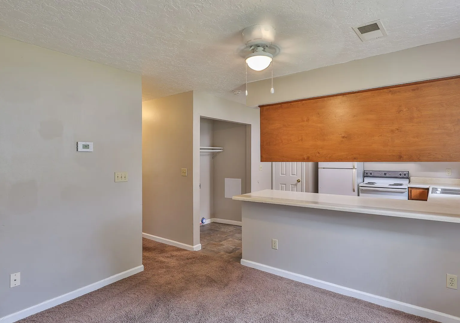 2 BD, 2 BA Desirable Duplex in Martin! — Photo 4