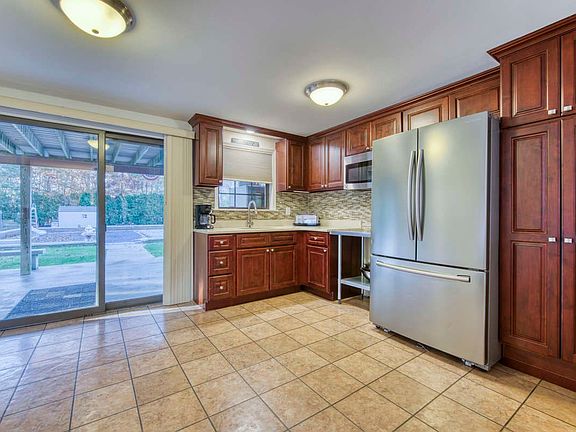3rd image of 8 Evergreen Ln