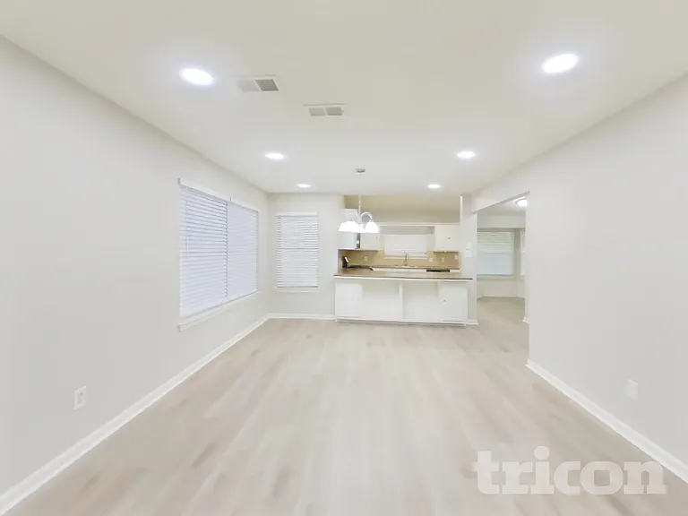 419 Windhurst Dr — Photo 3