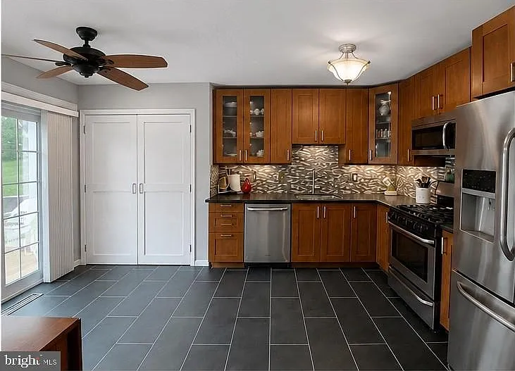 3 bed, 2.5 bath, 1596 sqft, $2,680 — Photo 2