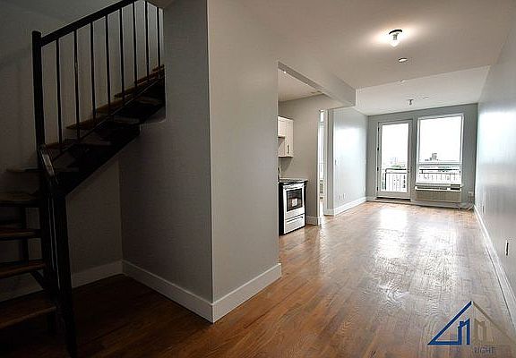 4th image of 808 Elsmere Pl #A6