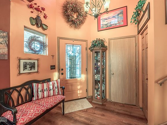 Large foyer to welcome your guests.