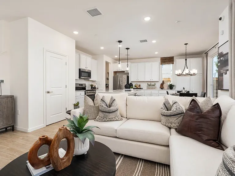 1486 Vintage Ln — Photo 4