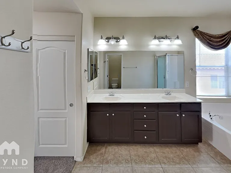 8356 Waylon Ave — Photo 9