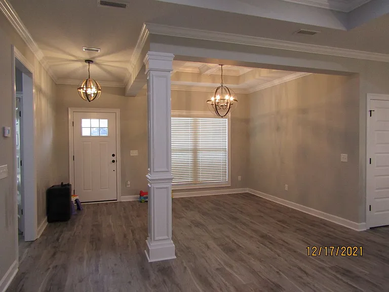 212 Savannah Dr — Photo 2