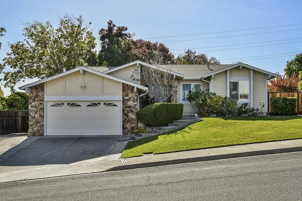 2419 Los Prados Way photo 1