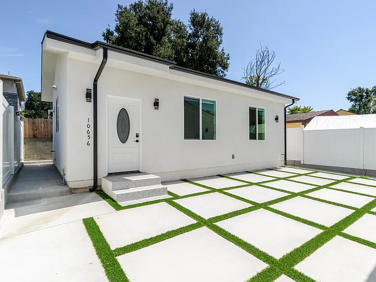 10656 Nassau Ave — Photo 2