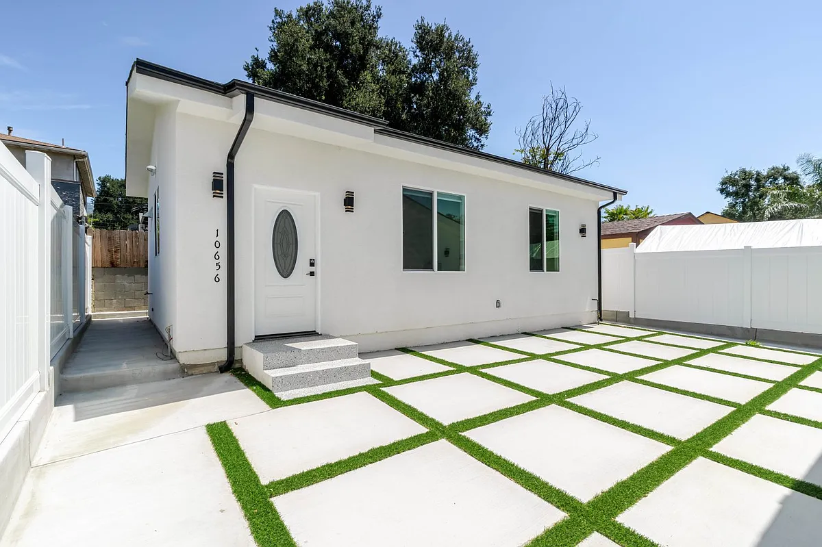 Building Photo - 10656 Nassau Ave