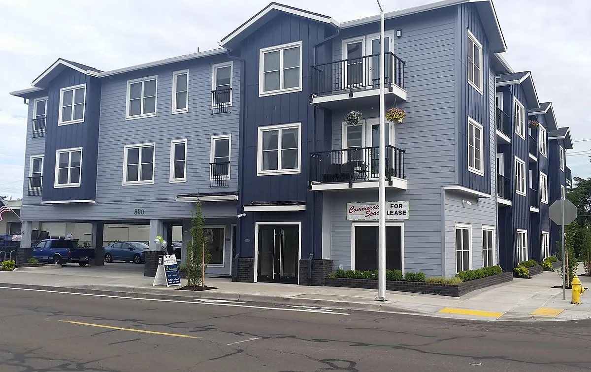 Cornerstone Apartments - 800 E 2nd St #202