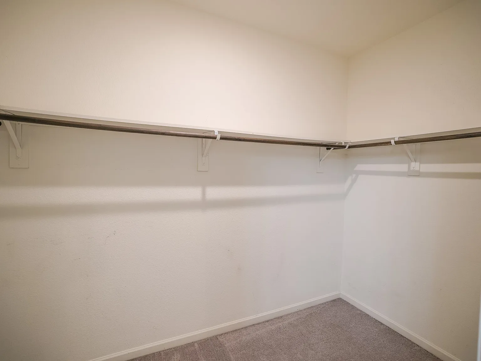3 bed, 1882 sqft, $2,400 — Photo 3