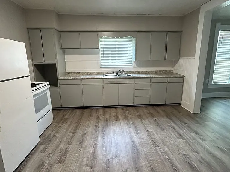 810 N Elm St — Photo 3