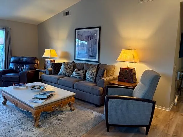 3 bed, 2.5 bath, 1814 sqft, $4,900 — Photo 3