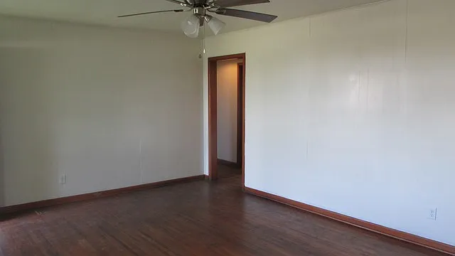 LIVING ROOM 
DOOR TO HALL